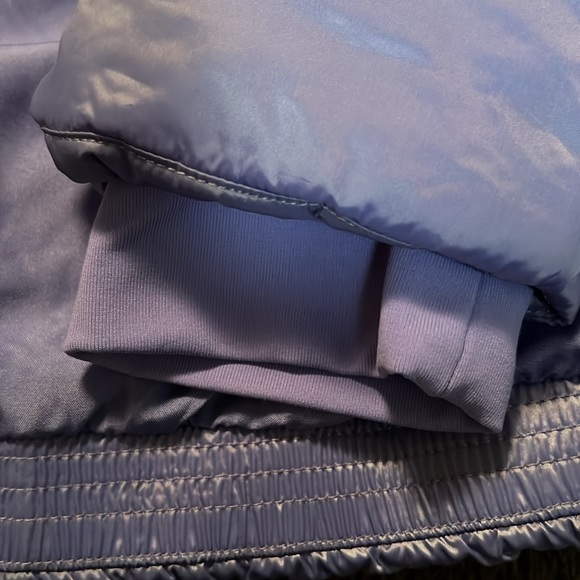 Chic & Bold: Trendsetting Puffer Jacket in a Unique Hue - Picture 8 of 9